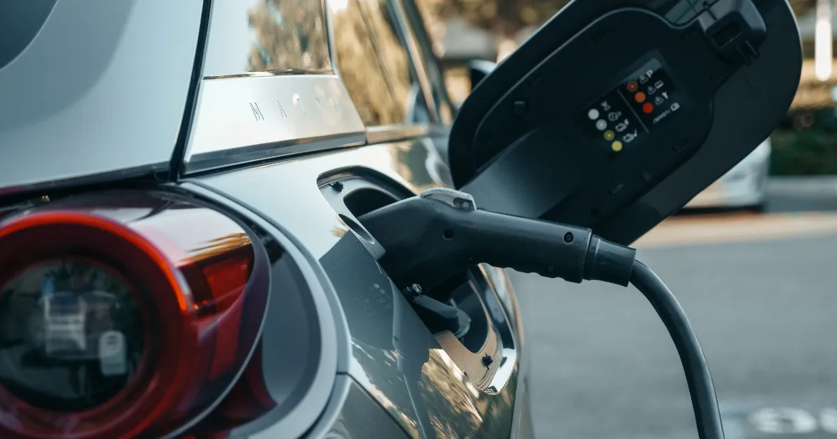「ステランティス、2025年もテスラからCO2クレジットを購入へ　EU規制延長も自力達成に課題」のアイキャッチ画像