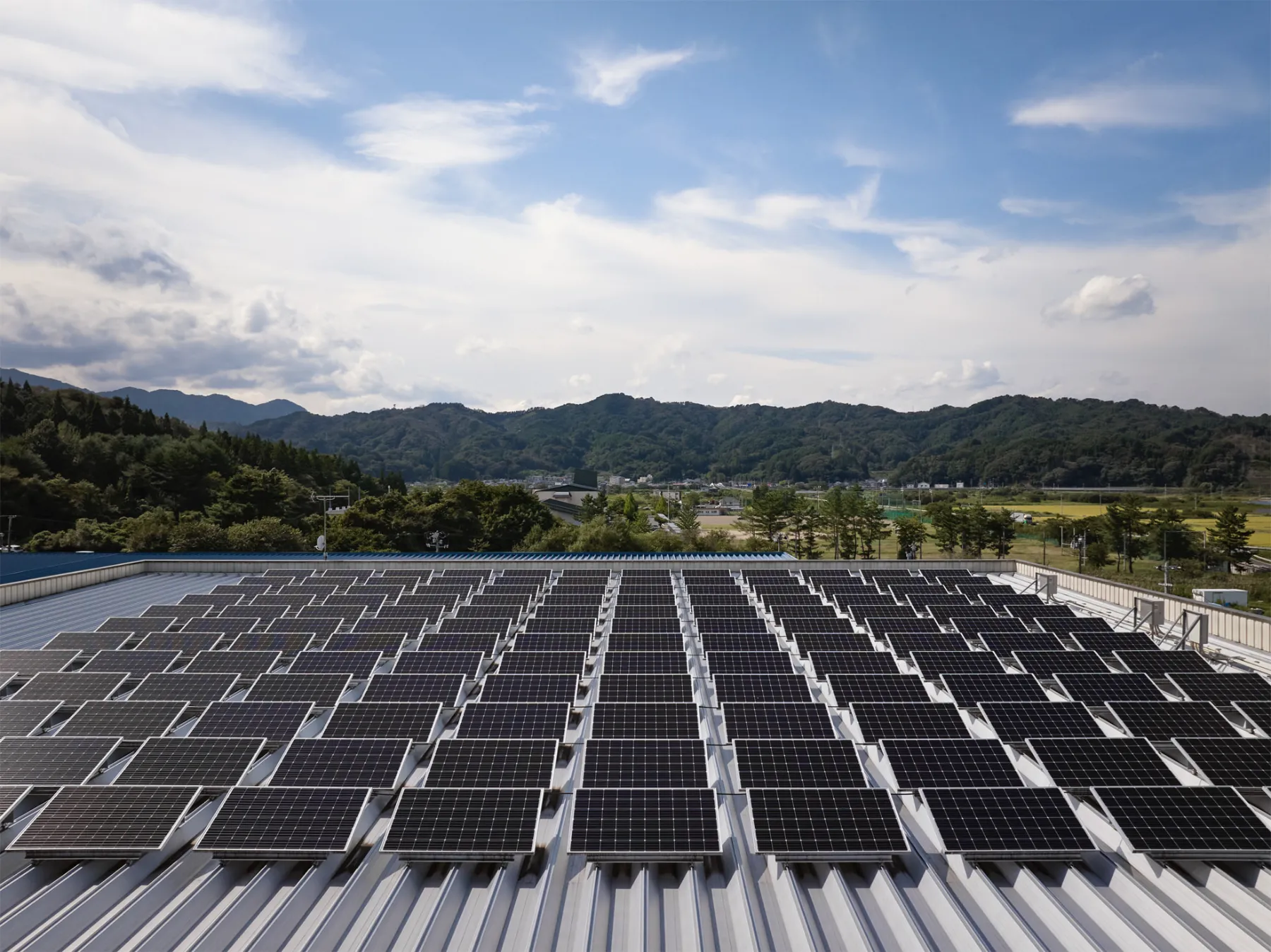 「Apple、CO2排出60％削減を達成　サプライチェーンから素材、CDRまで網羅する脱炭素戦略」のアイキャッチ画像
