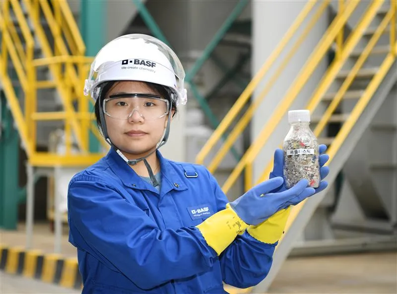 「BASFのケミカルリサイクル素材が自動車業界のカーボンフットプリント削減を後押し」のアイキャッチ画像