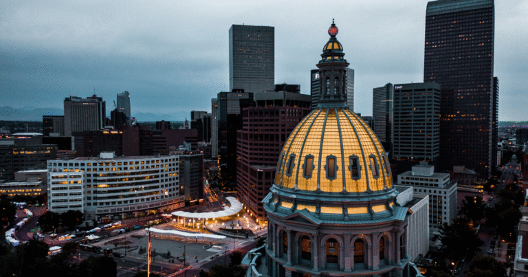 米コロラド州、産業用クレジット取引制度を改定へ　「目標超過分のみ」資産化する厳格運用と環境正義の徹底