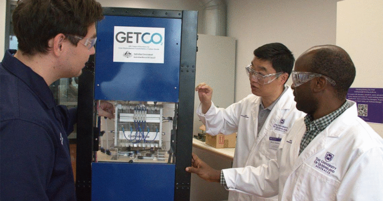 回収CO2を工業薬品に転換、クイーンズランド大学が電気化学装置を開発